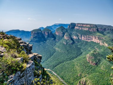 Üç Rondavel ve Blyde nehri açık mavi gökyüzünde öğleden sonra, Panorama Route, Graskop, Mpumalanga, Güney Afrika