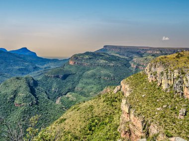 Bir kış öğleden sonrası boyunca Rocky dağı ve yemyeşil yapraklar, Panorama Yolu, Graskop, Mpumalanga, Güney Afrika