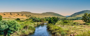 Treurrivier 'in bir vadi ve yuvarlanan tepeler boyunca panorama çekimi, Panorama Yolu, Graskop, Mpumalanga, Güney Afrika