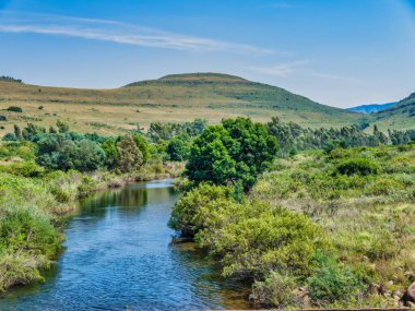Treur Nehri 'nin Panorama' daki bir vadiden geçip Panorama Rotası 'nda yuvarlanan tepelerin görüntüsü, Graskop, Mpumalanga, Güney Afrika