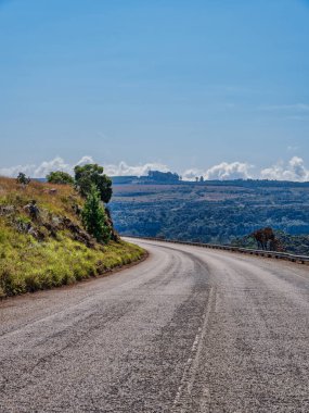 Dağlardan geçen bir yolun dikey çekimi, Panorama Yolu, Graskop, Mpumalanga, Güney Afrika