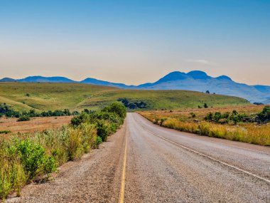 Güzel vadi ve dağlardan geçen dolambaçlı yol, Panorama Yolu, Graskop, Mpumalanga, Güney Afrika
