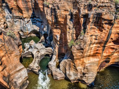 Bourke 's Luck Potholes ve kum taşı koyu kahverengi kaya, Panorama Route, Graskop, Mpumalanga, Güney Afrika