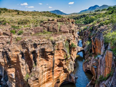 Bourke 's Luck Potholes' in yürüme yolları ve köprüler, Panorama Route, Graskop, Mpumalanga, Güney Afrika 'daki jeolojik harikalarının geniş açılı görüntüsü.