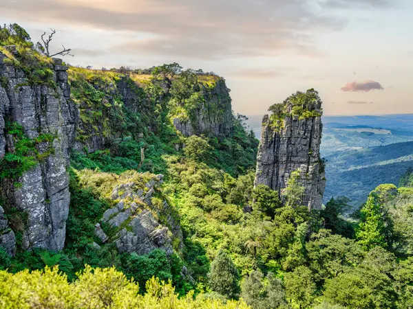 Günbatımında Driekop Vadisi 'ndeki Zirve Kayası gökyüzü, Mpumalanga, Güney Afrika