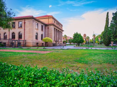 Temyiz Mahkemesi binası ve arka plandaki belediye binası, serbest devlet, Bloemfontein, Güney Afrika