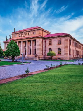 Yüksek Temyiz Mahkemesi binasının dikey çekimi, bahçe ve yürüyüş yolu, özgür devlet, Bloemfontein, Güney Afrika