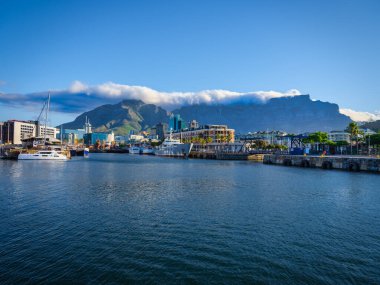 Cape Town şehri, gün batımında su fonu ve masa dağı, Cape Town, Güney Afrika