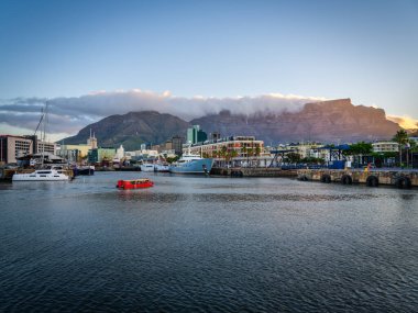 Cape Town şehir binaları, su fonu ve gün batımında masa dağı, Cape Town, Güney Afrika