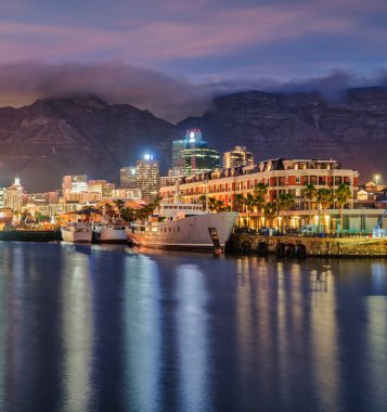 Cape Town şehri ve kıyı şeridi gün batımından sonra aydınlandı, Cape Town, Güney Afrika