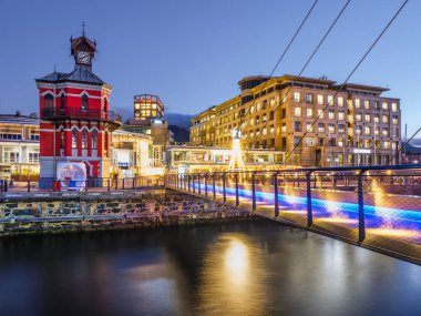 Gece yarısı Cape Town, Güney Afrika 'da saat kulesi ve liman asma köprüsü yandı.