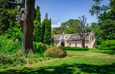 Vergelegen Şarap Malikanesi, Somerset Batı, Güney Afrika 'da yemyeşil bahçeyle çevrili Cape Dutch binası