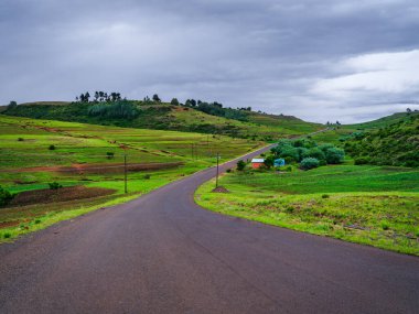 A5 otoyolu, Lesotho Dağları 'ndaki kırsal köylerden ve yuvarlanan tepelerden geçiyor.