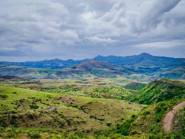Matsaba Vadisi 'ndeki tarım arazisi Lesotho dağlarının zirveleriyle çevrili.