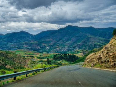 Lesotho köylerinden, vadilerden ve dağlardan geçen dolambaçlı bir yol.