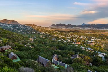 Noordhoek 'in Cape Town Güney Afrika' da günbatımında havadan çekilmiş görüntüleri.