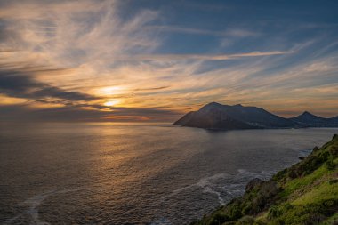 Chapman 's Peak Cape Town' dan gece Hout Bay 'in günbatımı görüntüsü