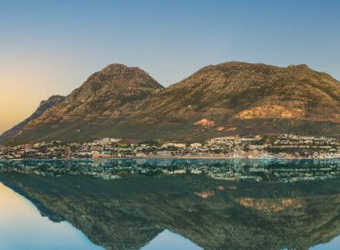 Güney Afrika Cape Town 'daki denizden Simon' un kasabasının fotoğrafı.