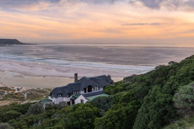 Noordhoek Cape Town Güney Afrika 'daki Long Beach' te bir çatı kulübesi.