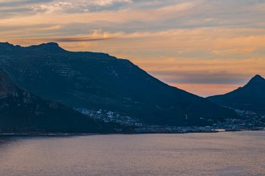 Chapman 's Peak Cape Town' dan Hout Bay balıkçısının alacakaranlık görüntüsü.
