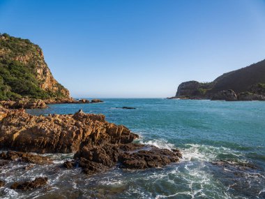 Güney Afrika Bahçe Yolu 'ndaki Knysna gölünün doğu ve batısının manzara görüntüsü.