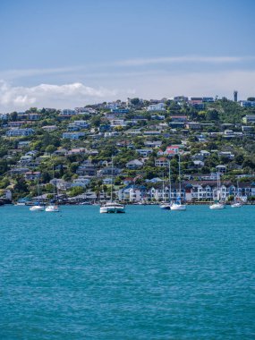 Knysna kasabasının ve Thesen Adası 'ndan deniz kenarının mavi gökyüzü yaz gününde çekilmiş portresi.