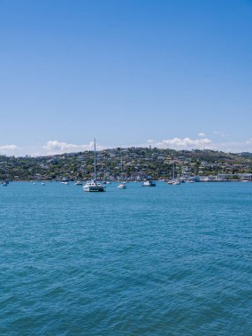 Knysna kasabasının ve Thesen Adası 'ndan deniz kenarının mavi gökyüzü yaz gününde çekilmiş portresi.