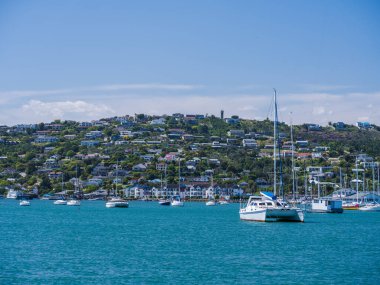 Knysna kasabasının ve Thesen Adası 'ndan deniz kenarının mavi gökyüzü yaz gününde çekildiği manzara.