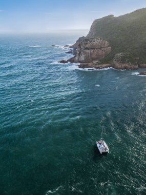 Batı Knysna 'nın hava görüntüsü ve Güney Afrika Bahçe Yolu' ndaki lagünün ağzında bir baot.