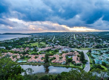 Plettenberg Körfezi kasabasının hava görüntüsü. Güney Afrika Bahçe Yolu 'ndaki bulutlu bir günbatımında çekildi.