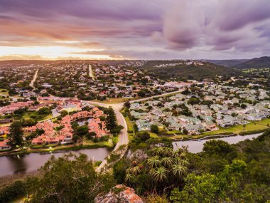 Plettenberg Körfezi kasabasının manzara görüntüsü, Güney Afrika Bahçe Yolu 'nda gün batımından sonra aydınlandı.