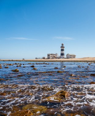 Port Elizabeth Gqeberha 'da açık bir yaz gününde Cape Recife Deniz Feneri' nin portresi.