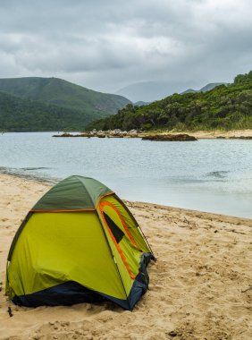 Güney Afrika 'daki Doğa Vadisi' ndeki kumsalda kamp çadırı.