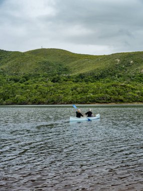 Nature 's Valley Garden Route Güney Afrika' da kürek çeken bayanlar.
