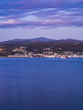 Güney Afrika 'da alacakaranlıkta Knysna Harnor ve kasaba