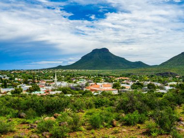 Doğu Afrika Burnu 'ndaki güzel küçük kasaba Graaff-Reinet ve Spandaukop Dağı