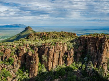 Terkedilmiş Vadi ve Güney Afrika Graaff-Reinet Burnu 'ndaki Spandaukop dağı zirvesi