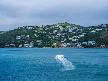 Knysna, Güney Afrika 'daki Garden Route dağlarının kıyısındaki kasabaya gidiyor.