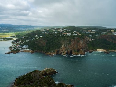 Knysna başları, lagün ve Güney Afrika Bahçe Yolu 'ndaki dağın altındaki mağara.