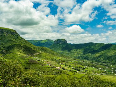 Güney Afrika 'da yüksek dağlarla çevrili bir vadideki güzel Doğu Burnu köyü Ngojini.