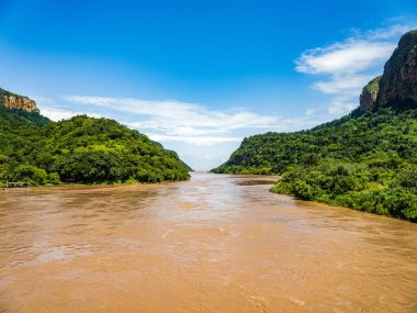 Port St Johns Güney Afrika 'daki dağların arasından akan Mzimvubu Nehri