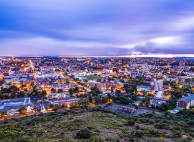 Bloemfontein şehrinin Navel Hill 'den manzara görüntüsü Özgür Güney Afrika' da gece aydınlandı