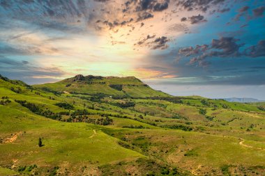 Zulu diyarındaki binlerce tepe vadisi Kwazulu natal