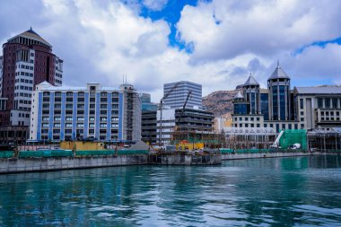 Port Louis Mauritius 'u gündüz vakti su kenarından çek.