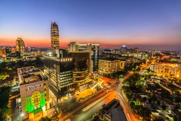 Gün batımından sonra, Johannesburg, Güney Afrika 'da, açık bir gökyüzünün altında uzun pozlu bir çekim.