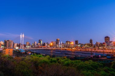 Johannesburg şehrinin gökyüzü ve Nelson Mandela köprüsünün uzun pozu, Güney Afrika