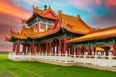 Bronkhorstspruit 'teki Nan Hua Budist Tapınağı' nın alacakaranlıkta renkli gökyüzü, Güney Afrika