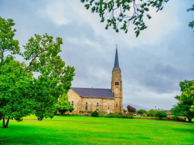 Kerk Kilisesi, Wakkerstroom Ağaç yapraklarıyla çerçevelenmiş, Mpumalanga, Güney Afrika