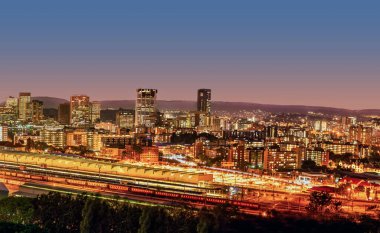 Pretoria şehri ve gökdelenleri gece aydınlandı, canlı şehir manzarasını gözler önüne serdi, Güney Afrika