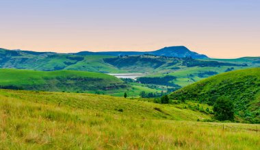 Drakensberg Vadisi 'nde, KwaZulu-Natal, Güney Afrika tepesinde bir köyü olan yuvarlanan tepeler ve baraj.